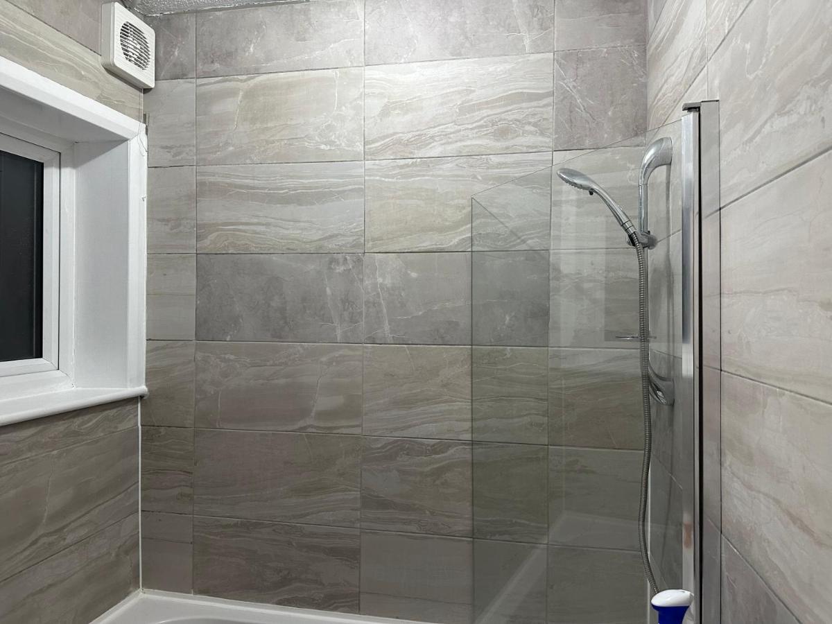 3Rd Studio Flat With Private Toilet And Bathroom Setup For Family Enjoyment 134 Keedonwood Road Bromley Zewnętrze zdjęcie