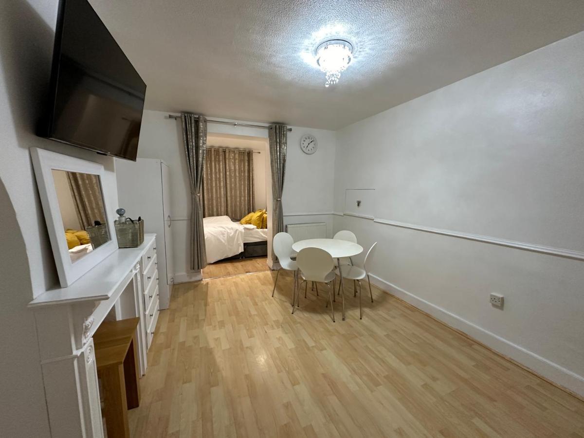 3Rd Studio Flat With Private Toilet And Bathroom Setup For Family Enjoyment 134 Keedonwood Road Bromley Zewnętrze zdjęcie
