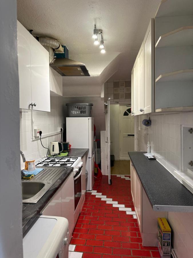 3Rd Studio Flat With Private Toilet And Bathroom Setup For Family Enjoyment 134 Keedonwood Road Bromley Zewnętrze zdjęcie