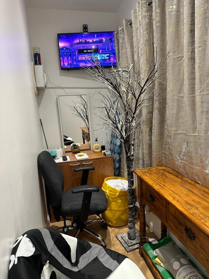 3Rd Studio Flat With Private Toilet And Bathroom Setup For Family Enjoyment 134 Keedonwood Road Bromley Zewnętrze zdjęcie