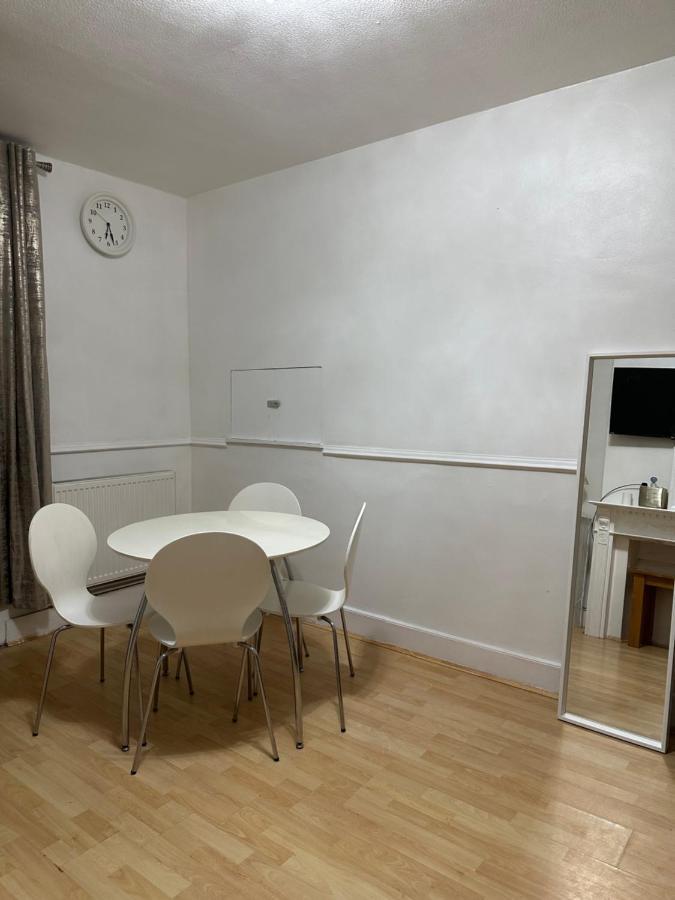 3Rd Studio Flat With Private Toilet And Bathroom Setup For Family Enjoyment 134 Keedonwood Road Bromley Zewnętrze zdjęcie