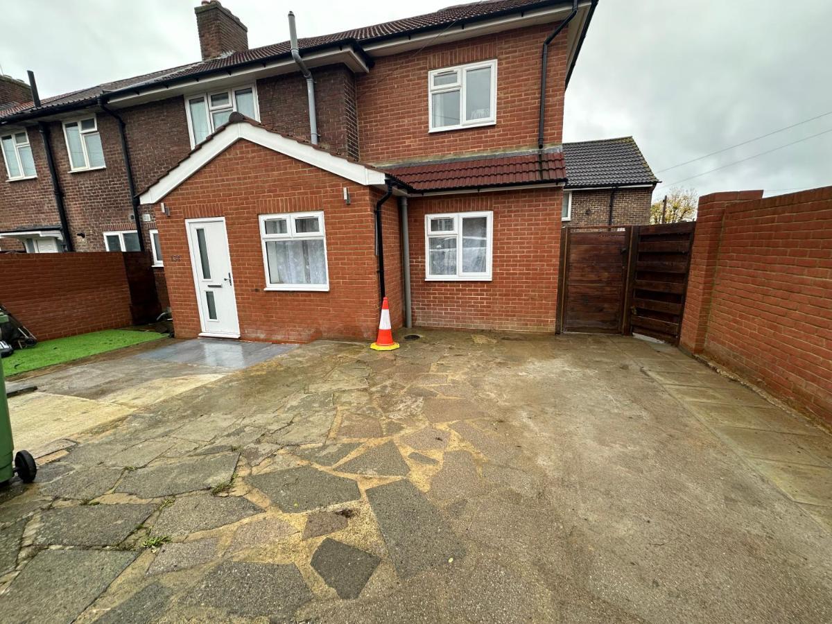 3Rd Studio Flat With Private Toilet And Bathroom Setup For Family Enjoyment 134 Keedonwood Road Bromley Zewnętrze zdjęcie