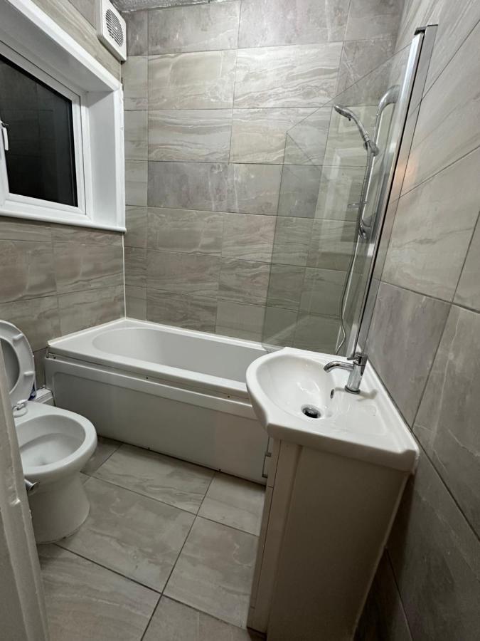 3Rd Studio Flat With Private Toilet And Bathroom Setup For Family Enjoyment 134 Keedonwood Road Bromley Zewnętrze zdjęcie
