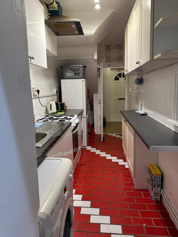 3Rd Studio Flat With Private Toilet And Bathroom Setup For Family Enjoyment 134 Keedonwood Road Bromley Zewnętrze zdjęcie