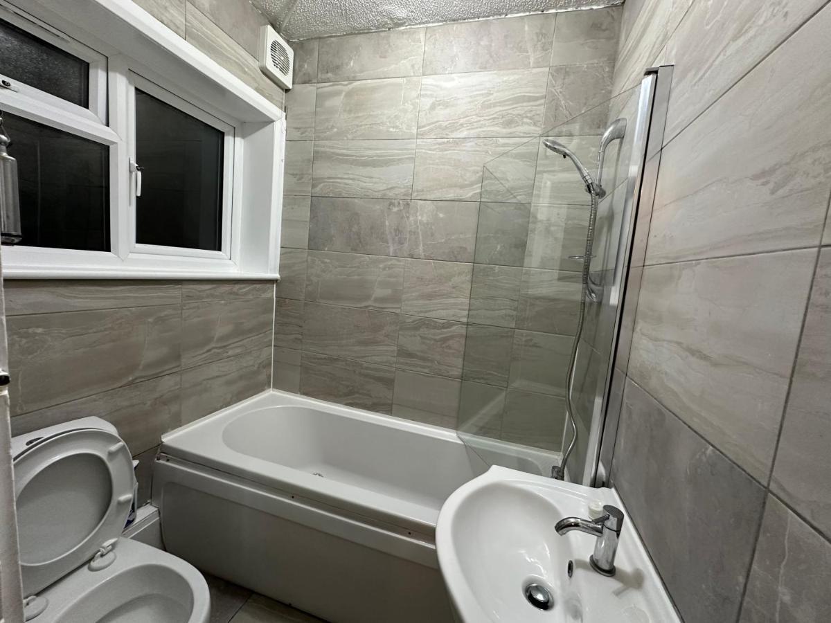 3Rd Studio Flat With Private Toilet And Bathroom Setup For Family Enjoyment 134 Keedonwood Road Bromley Zewnętrze zdjęcie