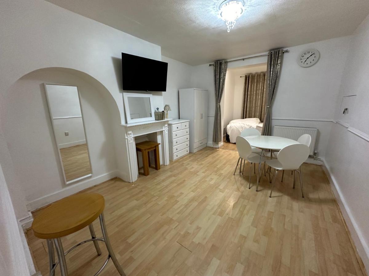 3Rd Studio Flat With Private Toilet And Bathroom Setup For Family Enjoyment 134 Keedonwood Road Bromley Zewnętrze zdjęcie
