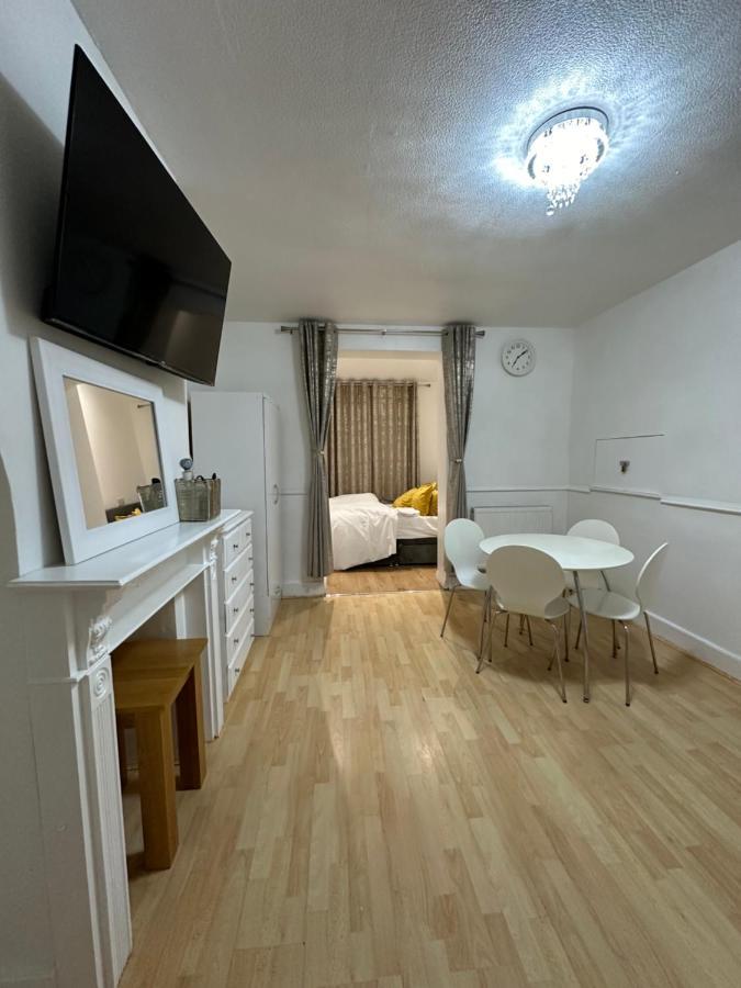 3Rd Studio Flat With Private Toilet And Bathroom Setup For Family Enjoyment 134 Keedonwood Road Bromley Zewnętrze zdjęcie