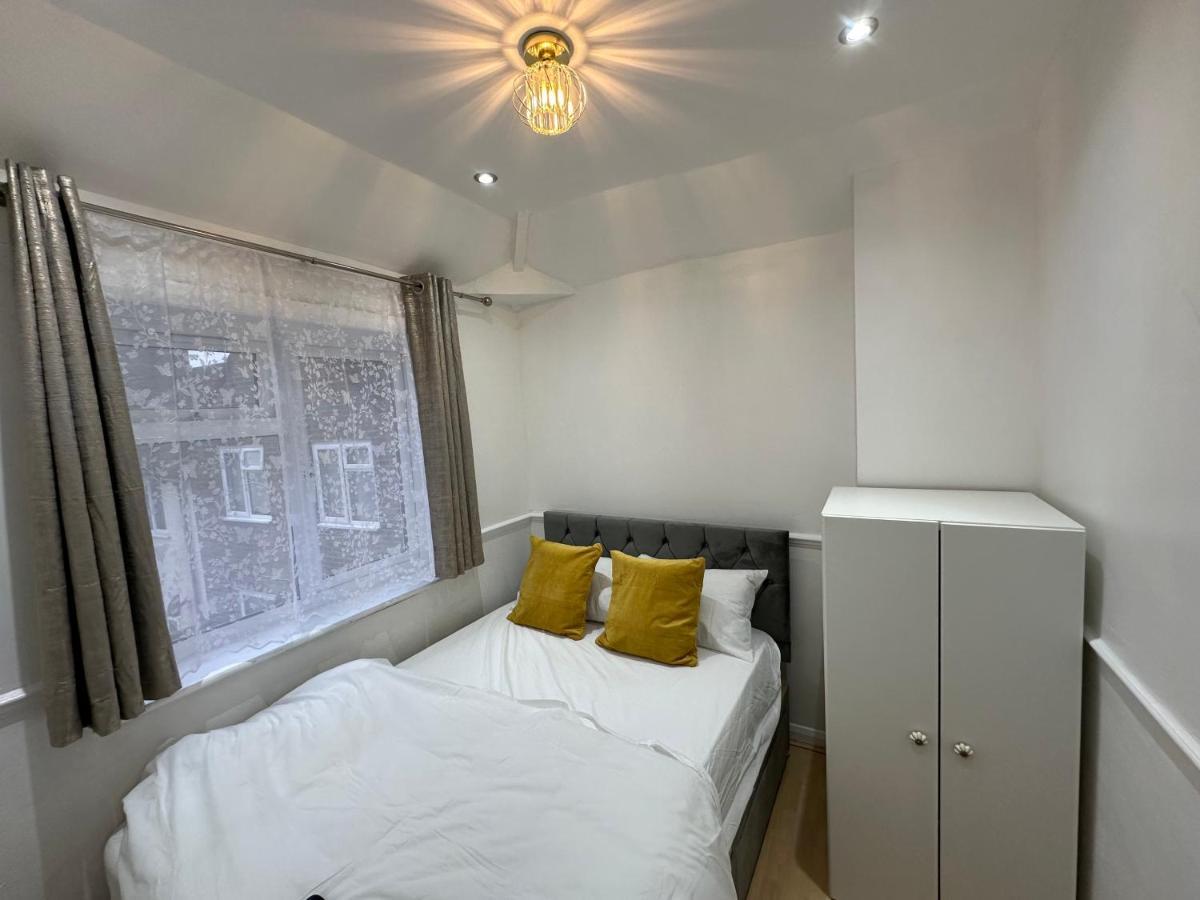 3Rd Studio Flat With Private Toilet And Bathroom Setup For Family Enjoyment 134 Keedonwood Road Bromley Zewnętrze zdjęcie