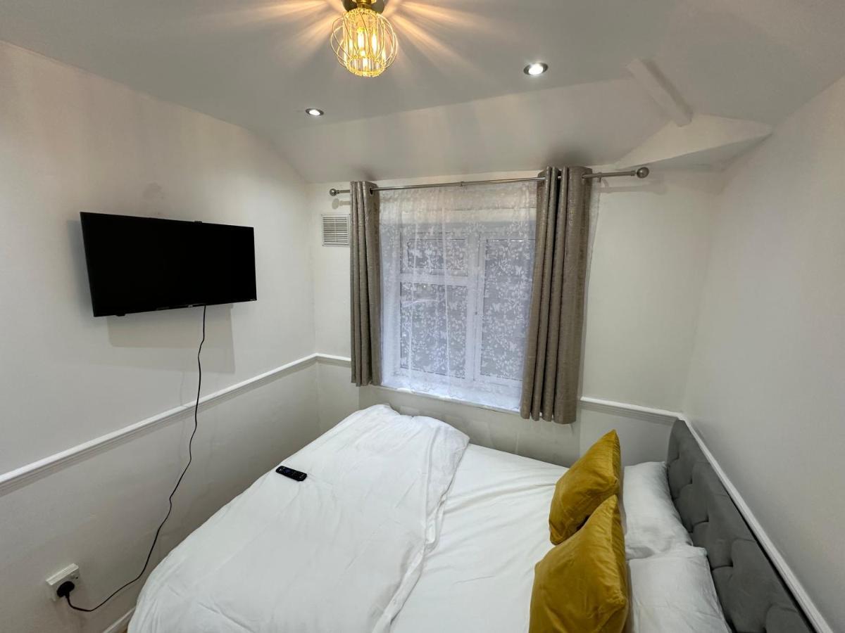 3Rd Studio Flat With Private Toilet And Bathroom Setup For Family Enjoyment 134 Keedonwood Road Bromley Zewnętrze zdjęcie