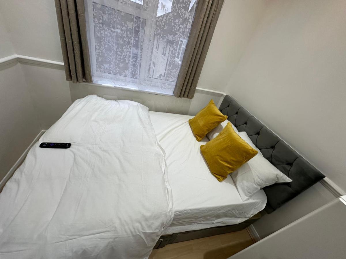 3Rd Studio Flat With Private Toilet And Bathroom Setup For Family Enjoyment 134 Keedonwood Road Bromley Zewnętrze zdjęcie
