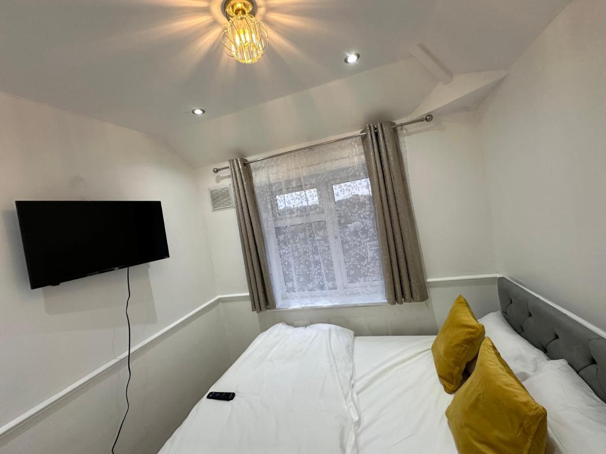 3Rd Studio Flat With Private Toilet And Bathroom Setup For Family Enjoyment 134 Keedonwood Road Bromley Zewnętrze zdjęcie