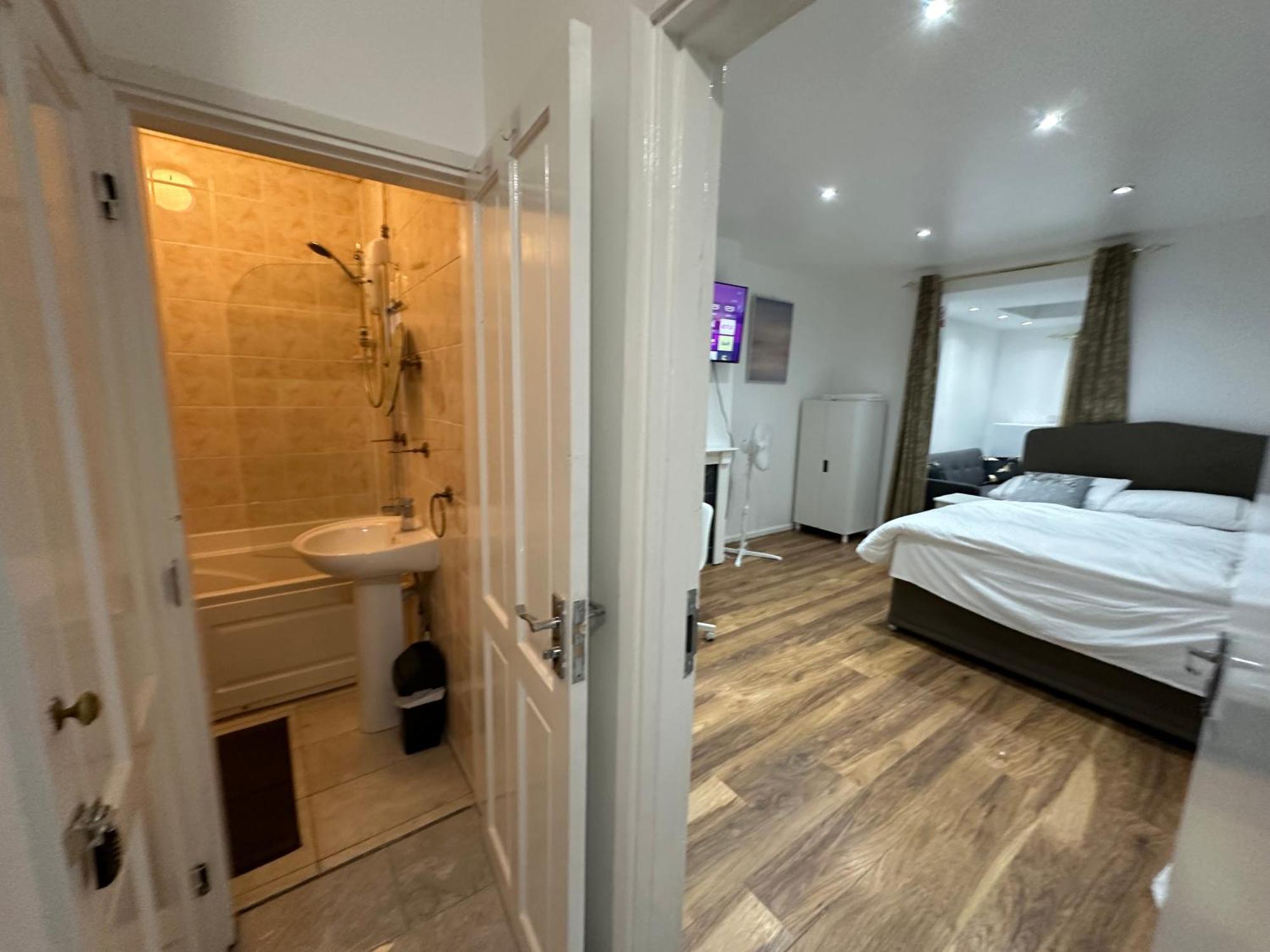 3Rd Studio Flat With Private Toilet And Bathroom Setup For Family Enjoyment 134 Keedonwood Road Bromley Zewnętrze zdjęcie