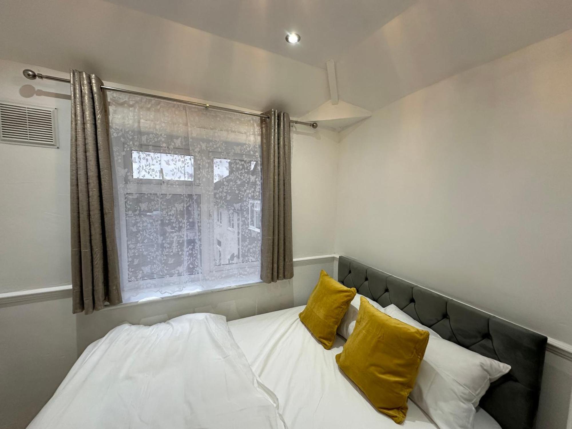 3Rd Studio Flat With Private Toilet And Bathroom Setup For Family Enjoyment 134 Keedonwood Road Bromley Zewnętrze zdjęcie
