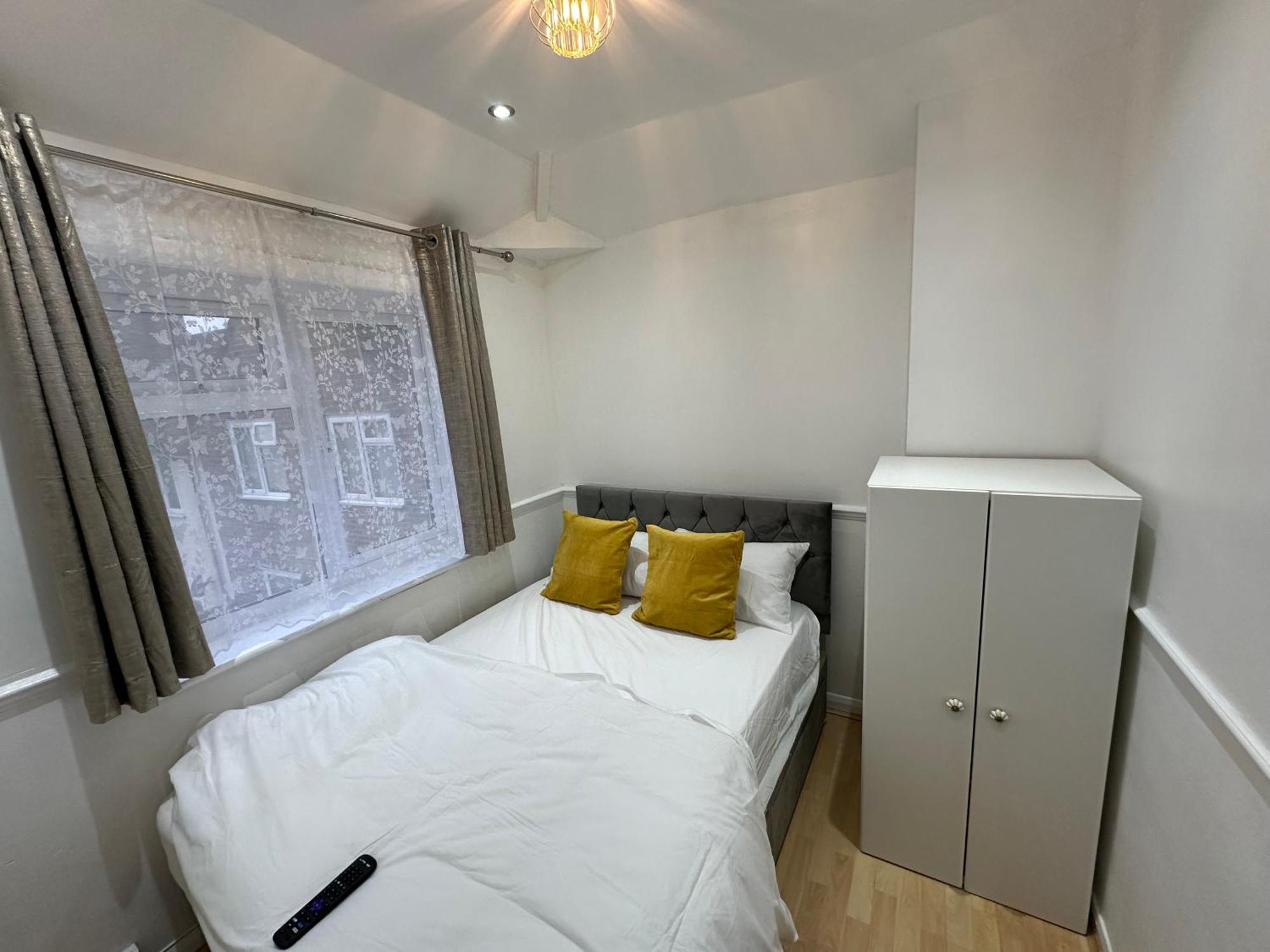 3Rd Studio Flat With Private Toilet And Bathroom Setup For Family Enjoyment 134 Keedonwood Road Bromley Zewnętrze zdjęcie