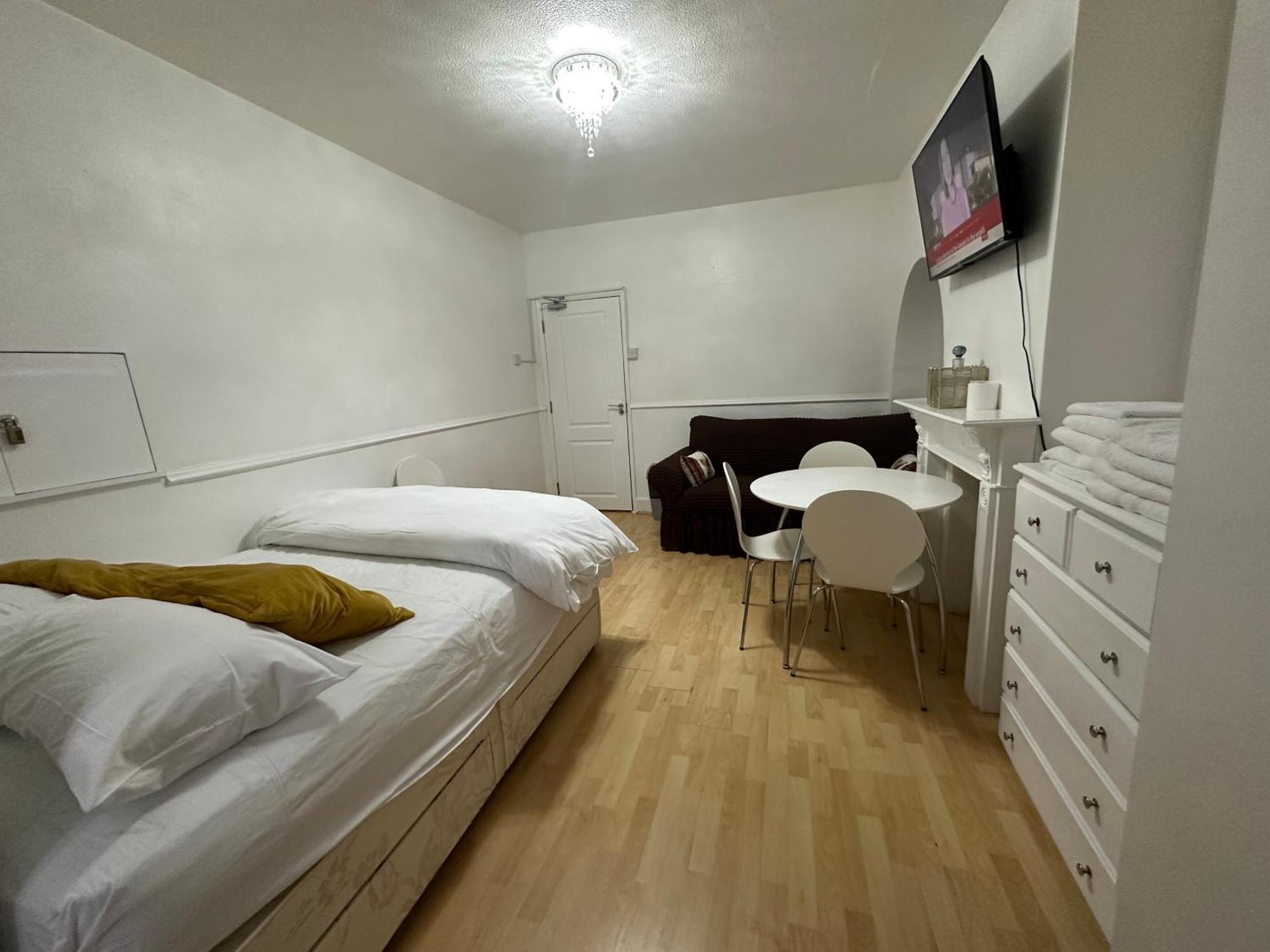 3Rd Studio Flat With Private Toilet And Bathroom Setup For Family Enjoyment 134 Keedonwood Road Bromley Zewnętrze zdjęcie