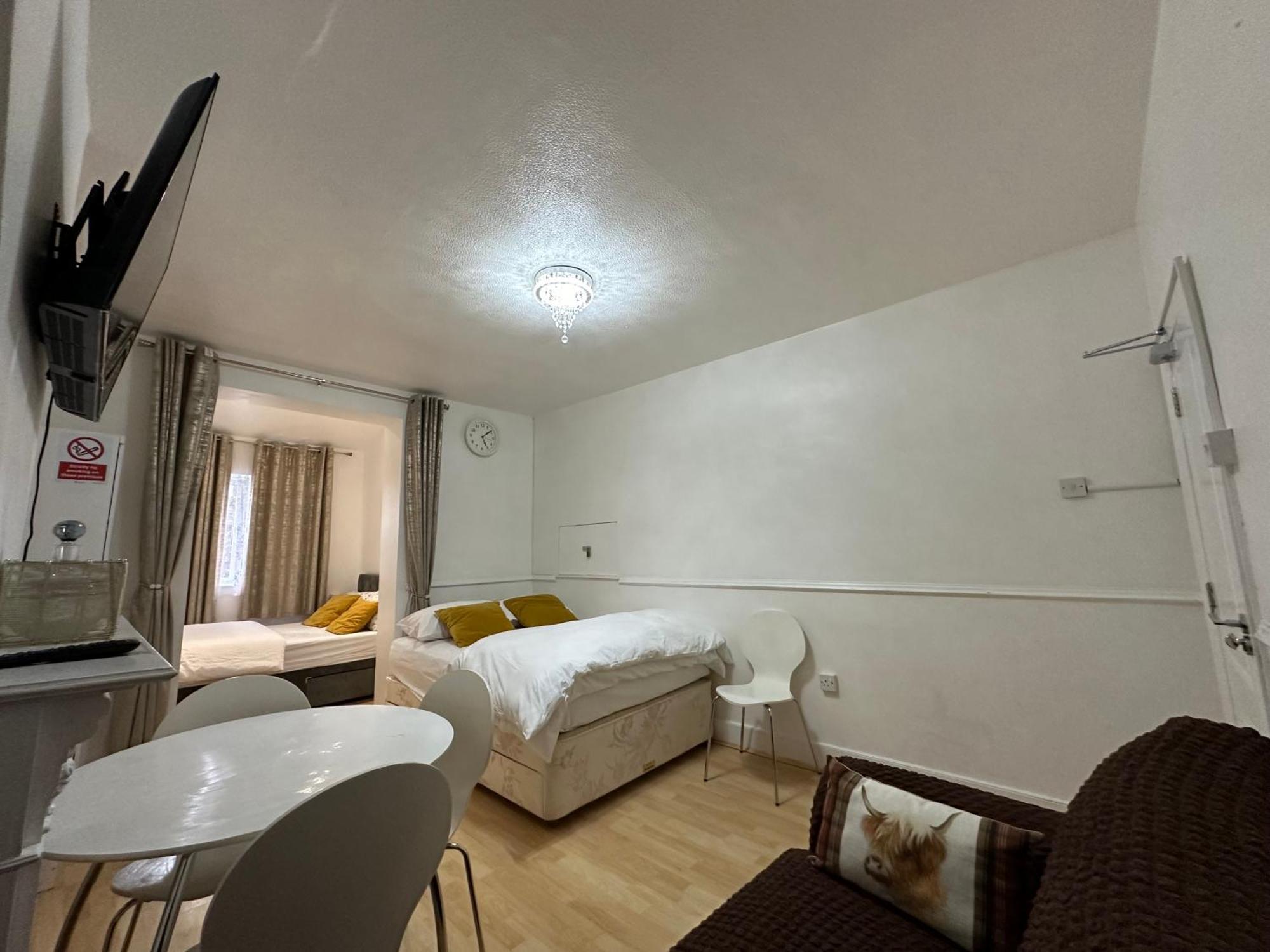 3Rd Studio Flat With Private Toilet And Bathroom Setup For Family Enjoyment 134 Keedonwood Road Bromley Zewnętrze zdjęcie