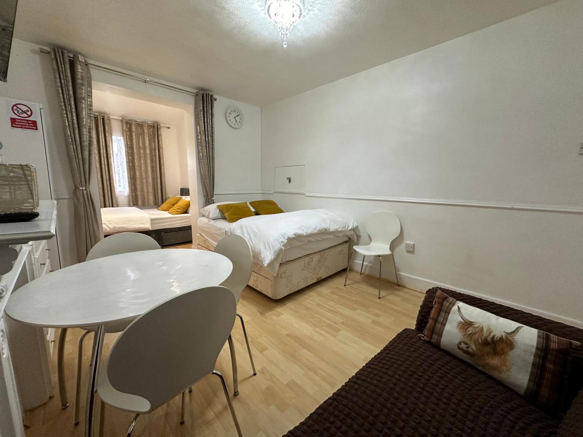 3Rd Studio Flat With Private Toilet And Bathroom Setup For Family Enjoyment 134 Keedonwood Road Bromley Zewnętrze zdjęcie