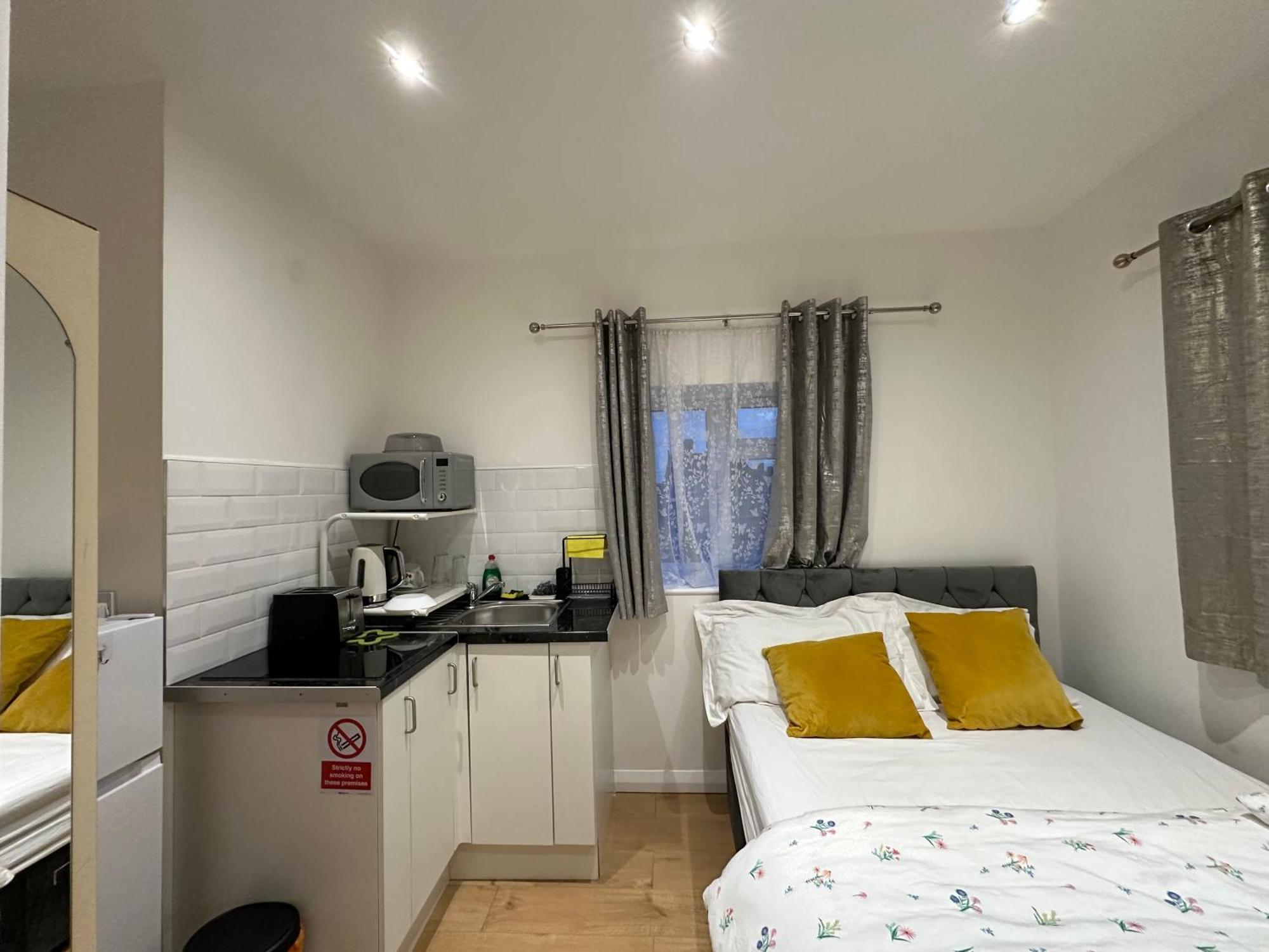 3Rd Studio Flat With Private Toilet And Bathroom Setup For Family Enjoyment 134 Keedonwood Road Bromley Zewnętrze zdjęcie