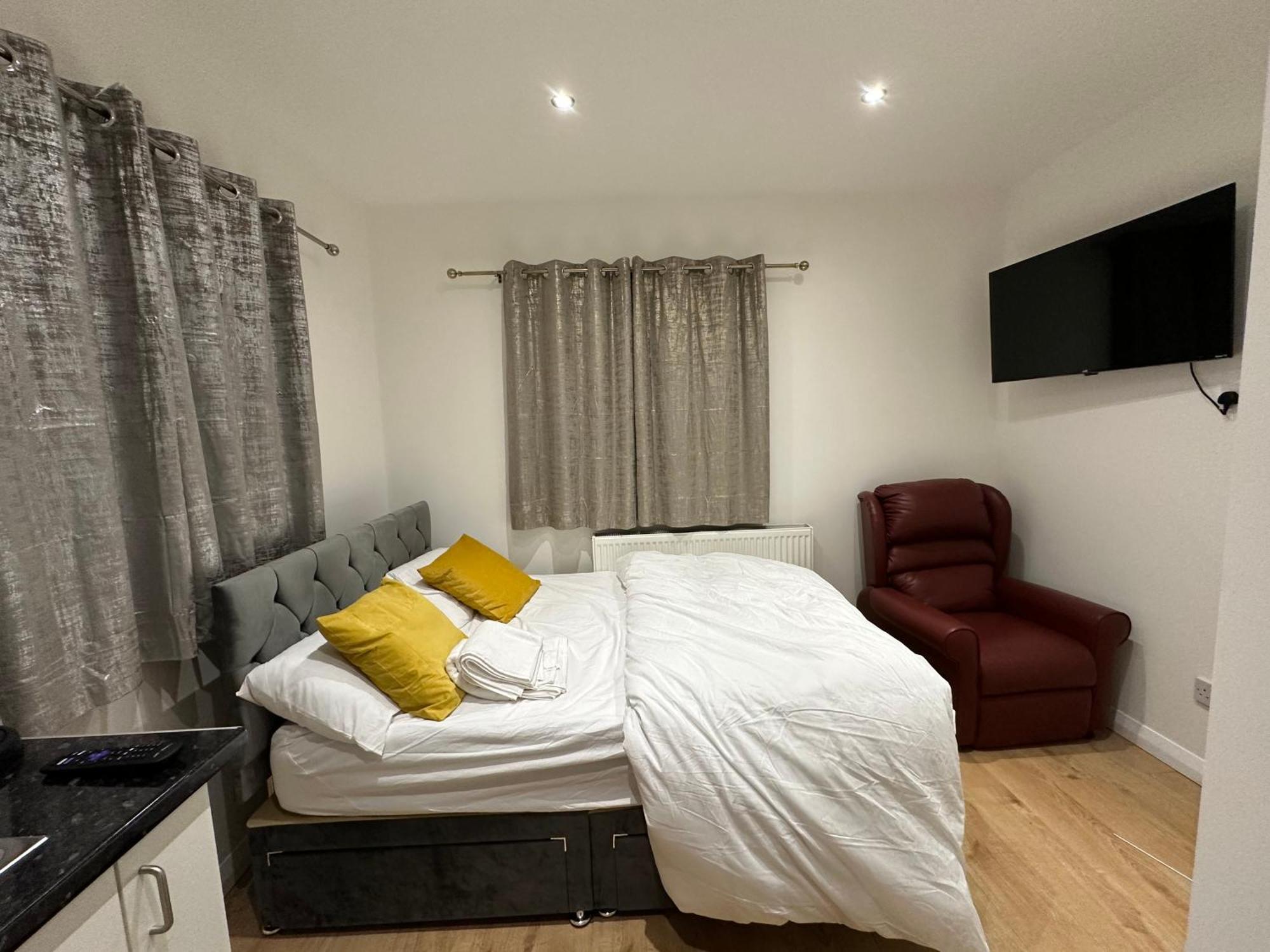 3Rd Studio Flat With Private Toilet And Bathroom Setup For Family Enjoyment 134 Keedonwood Road Bromley Zewnętrze zdjęcie